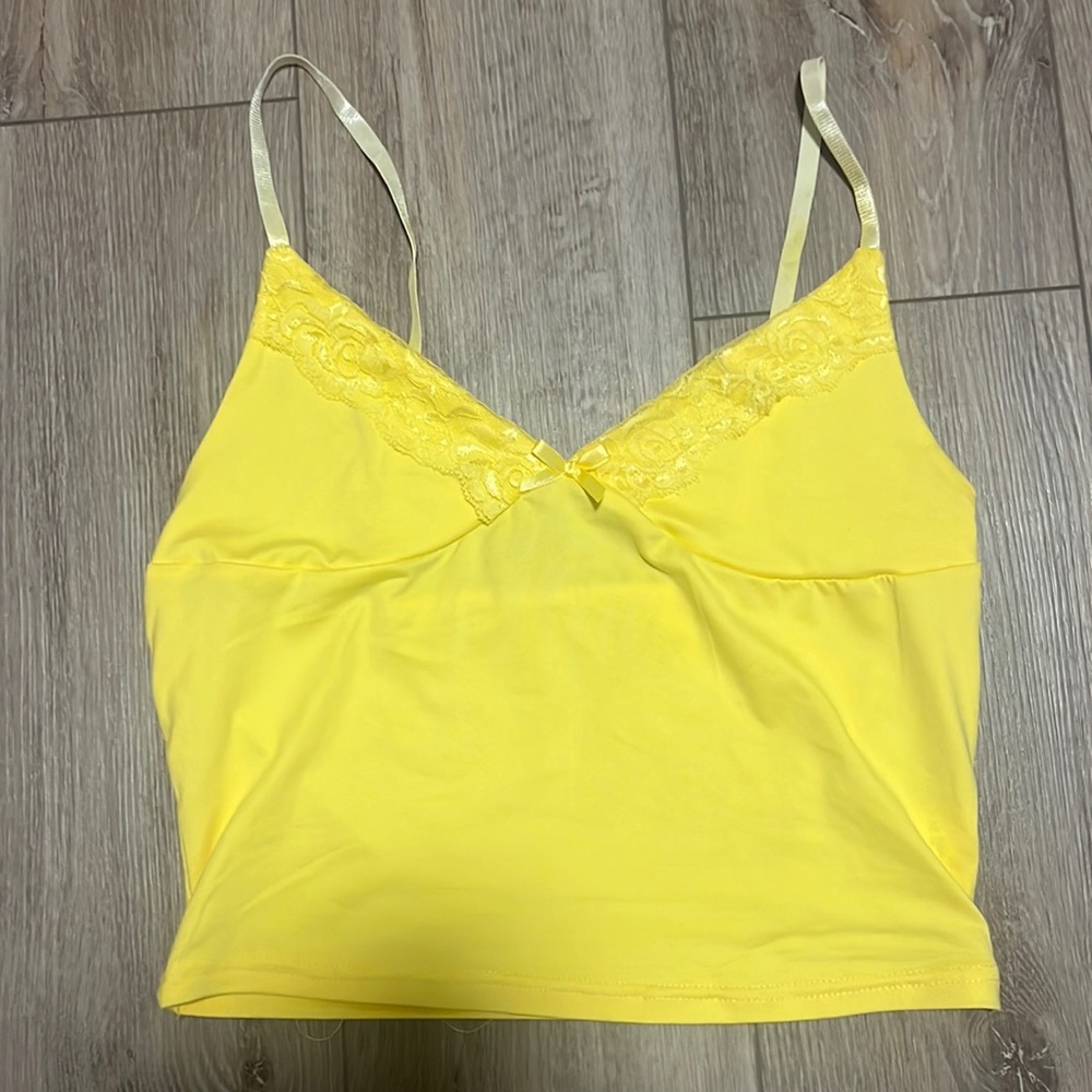 Yellow lace going out top